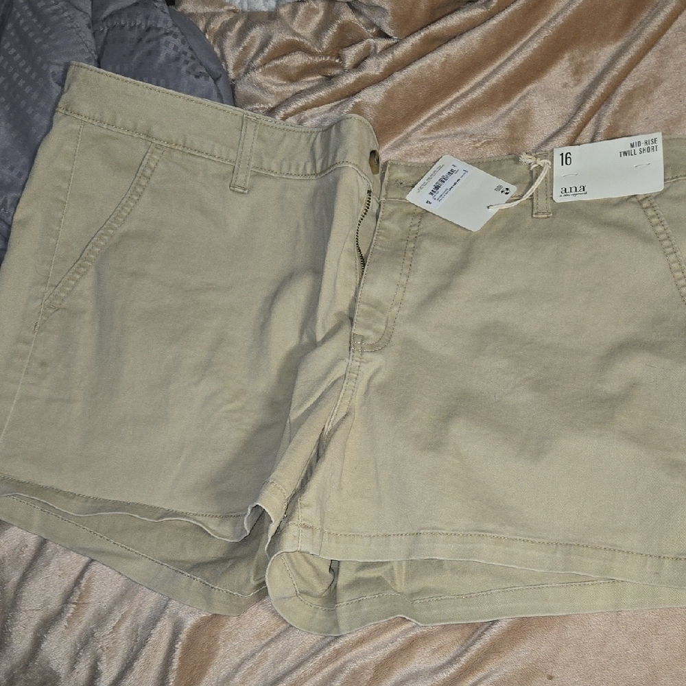 a.n.a Mid-Rise Twill Shorts in Tan